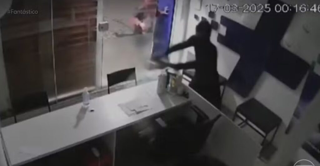 Vídeo mostra membros de facção incendiando uma provedora de internet. — Foto: Reprodução/TV Globo